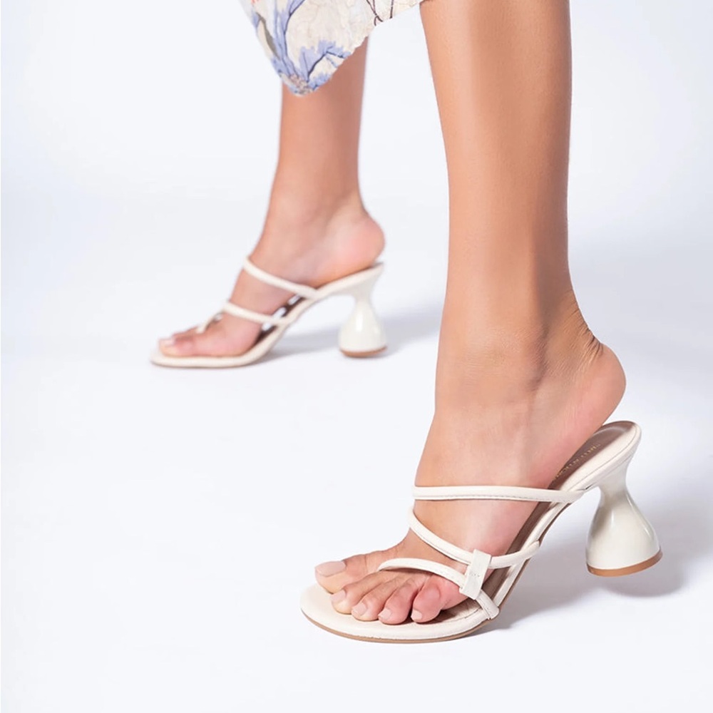 Intentionally Blank Una Heel